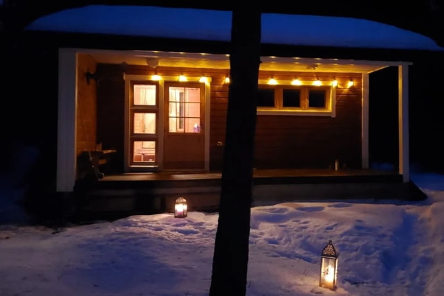 Puulammitteinen sauna. Lisäpalveluna saatavilla turvehoito.