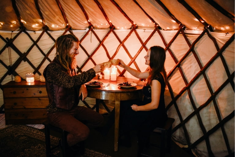 Romanttiset treffit jurtassa. Järjestä ikimuistoinen hetki luonnonrauhassa.